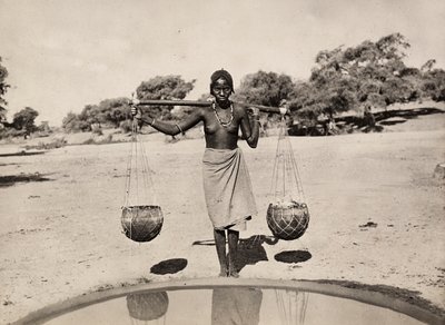 在法西斯时代建立一个帝国。库纳马妇女挑水，1936年5月9日（黑白照片）。 作者 莫迪斯蒂诺·巴尔迪内蒂
