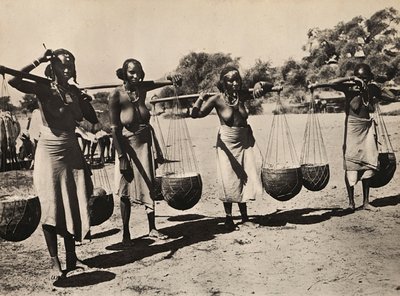 法西斯时代的“建立帝国”：Cunama 妇女挑水，09/05/1936（黑白照片） 作者 莫迪斯蒂诺·巴尔迪内蒂