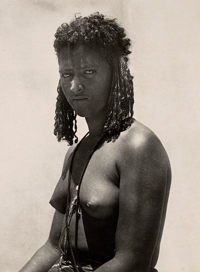 在法西斯时代建立一个帝国：一位比伦妇女，1936年5月9日（黑白照片）。 作者 莫迪斯蒂诺·巴尔迪内蒂