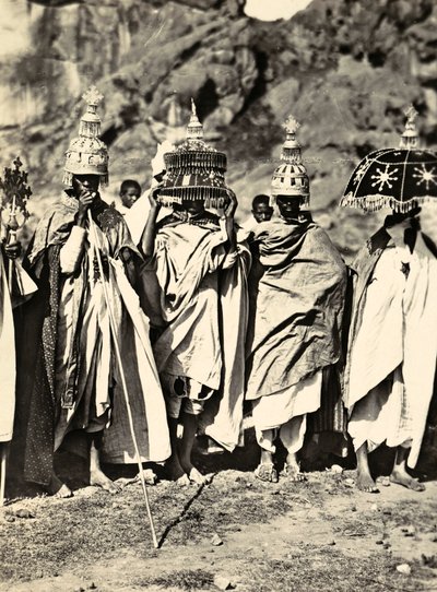 在法西斯时代建立一个帝国：一群阿比西尼亚牧师，1936年5月9日（黑白照片）。 作者 莫迪斯蒂诺·巴尔迪内蒂
