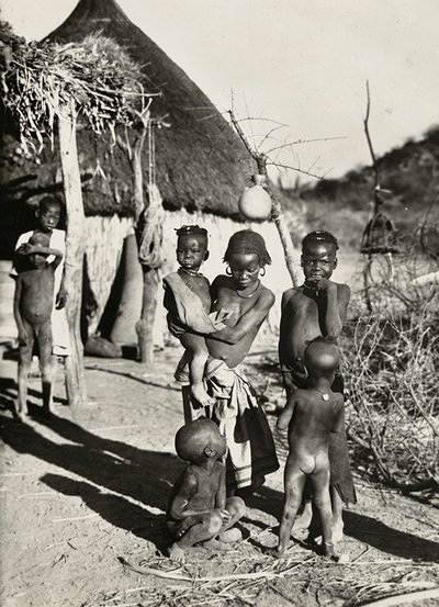 在法西斯时代建立一个帝国：一群来自塔克鲁里部落的男孩，1936年5月9日（黑白照片）。 作者 莫迪斯蒂诺·巴尔迪内蒂
