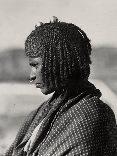 在法西斯时代建立一个帝国：一位亚述妇女，1936年5月9日（黑白照片）。 作者 莫迪斯蒂诺·巴尔迪内蒂