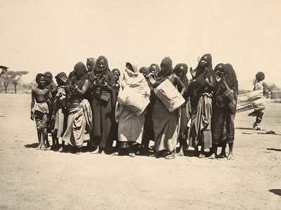 在法西斯时代建立一个帝国：丰富多彩的穆斯林妇女团体，1936年5月9日（黑白照片）。 作者 莫迪斯蒂诺·巴尔迪内蒂