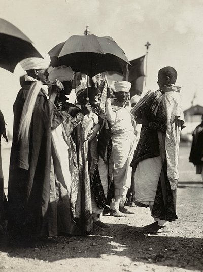 在法西斯时代建立帝国：阅读福音书，1936年5月9日（黑白照片）。 作者 莫迪斯蒂诺·巴尔迪内蒂