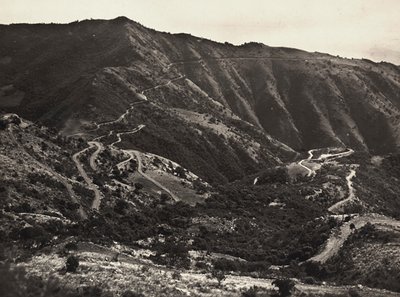 在法西斯时代建立一个帝国：马绍亚-阿斯马拉山上的道路，1936年5月9日（黑白照片）。 作者 莫迪斯蒂诺·巴尔迪内蒂
