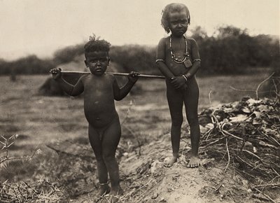 Building an Empire in the Fascist age: two children from the Habab tribe, 09/05/1936 (b/w photo) 作者 莫迪斯蒂诺·巴尔迪内蒂