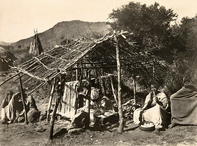 在法西斯时代建立一个帝国：妇女们打算编织，1936年5月9日（黑白照片）。 作者 莫迪斯蒂诺·巴尔迪内蒂