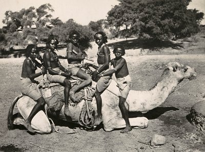 在法西斯时代建立一个帝国：年轻的游牧民族，1936年5月9日（黑白照片）。 作者 莫迪斯蒂诺·巴尔迪内蒂