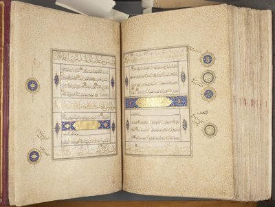 Fol 311 verso 312 recto，Timurid Quran，1441（纸上墨水和黄金） 作者 Muhammad Mumin Abdallah Al Murwand