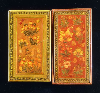 一对Safavid朝代镜盒，涂有花卉图案，其中一个带栖息的戴胜小鸟，约1671-2年 作者 穆罕默德·扎曼（Muhammad Zaman）