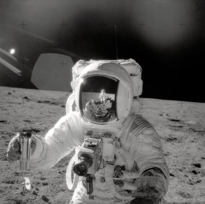 阿波罗12号--美国宇航局，1969年。 作者 NASA图片