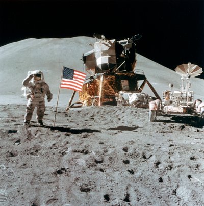 宇航员詹姆斯·欧文（James Irwin）1930-1991年在月球上致敬，1971年。 作者 NASA图片