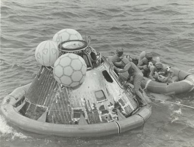 [阿波罗11号飞船溅落后救生艇上的宇航员]，1969年。 作者 NASA图片
