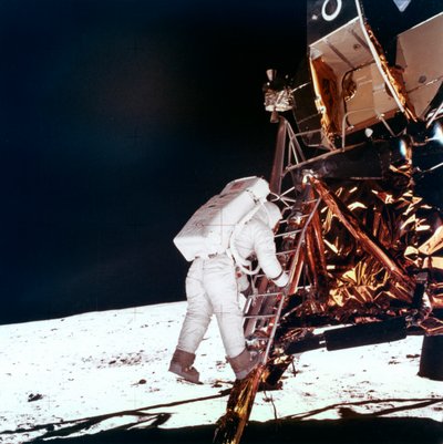 1969年，埃德温·巴斯·奥尔德林（Edwin Buzz Aldrin）沿着月球舱阶梯走下台阶，在月球上行走。 作者 NASA图片