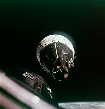 1965年12月15日，首次在太空中进行会合。 作者 NASA图片