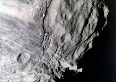 米兰达，天王星的卫星之一，1986年1月24日从旅行者2号看到。 作者 NASA图片