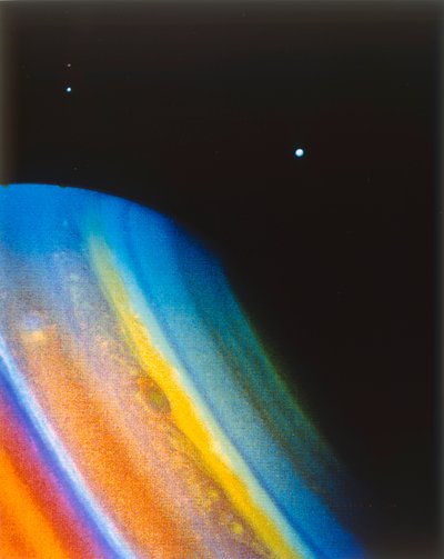 从旅行者2号航天器上看到的土星和它的卫星迪昂。 作者 NASA图片