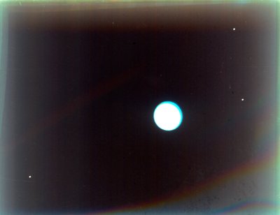 天王星与卫星Miranda、Ariel和Umbriel，来自旅行者2号，1986年1月24日。 作者 NASA图片