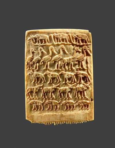 饰有成排野生动物的发梳，约公元前3200-3100年（象牙 作者 纳卡达时期埃及