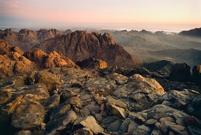 拍摄西奈半岛山峰、峡谷和沙漠的景观。 作者 内森·本