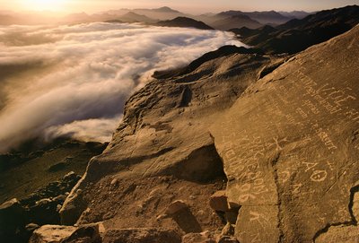 日出时的西奈山（又名 Jabal Musa）山顶 作者 内森·本