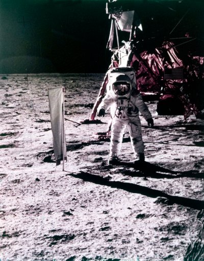 巴兹-奥尔德林在月球表面部署太阳风收集器，阿波罗11号任务，1969年7月。   作者 尼尔阿姆斯特朗