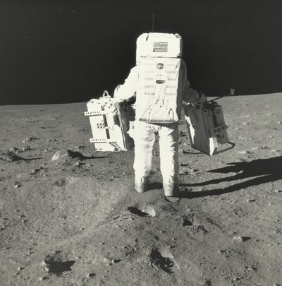巴兹-奥尔德林在月球上与早期阿波罗科学实验包的组件，1969年。 作者 尼尔阿姆斯特朗