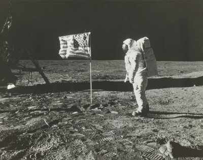 巴兹-奥尔德林在月球上与美国国旗合影，1969年。 作者 尼尔阿姆斯特朗