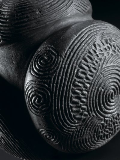 新石器时代阿伯丁郡 Towie 玻璃山的雕刻球，约公元前 3000 年（石头） 作者 新石器时代新石器时代