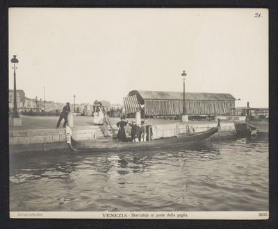 威尼斯 Ponte della Paglia 附近码头上的贡多拉船
威尼斯 - Sbarcatojo al ponte della paglia（标题见实物） 作者 新摄影协会
