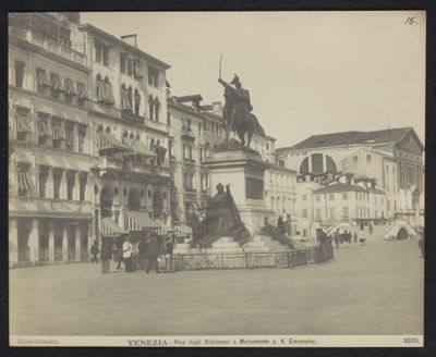 威尼斯的 Riva degli Schiavoni，意大利维克多-伊曼纽尔二世的马术雕像
威尼斯 - Riva degli Schiavoni e Monumento a. V. Emanuele（物体上的标题） 作者 新摄影协会