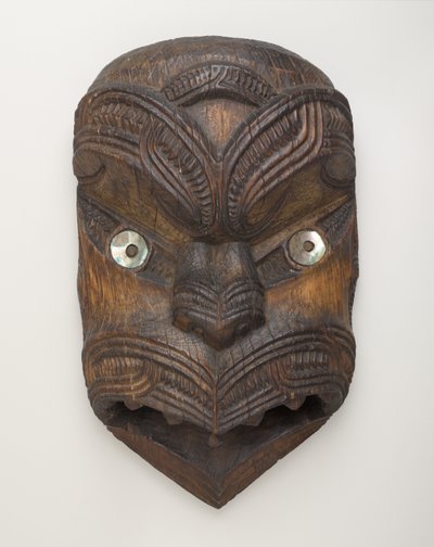 来自北岛吉斯本的山墙面具（科鲁鲁），约1860年（木材和鲍鱼壳） 作者 新西兰学校