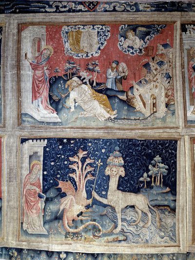 启示录（1373-1383）。第31号高。让对两个朋友的复活感到惊讶。第38幅底部：龙将皇家权杖交给了一个盘丝洞（撒旦的化身）。尼古拉-巴蒂尔（1330-1405）的挂毯。 作者 尼古拉斯·巴塔耶（Nicolas Bataille）
