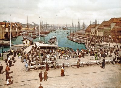 鱼市，卑尔根，酒吧。 c.1900 作者 挪威摄影师