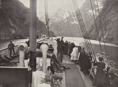 Trold Fjord的旅游轮船 作者 Norwegian Photographer