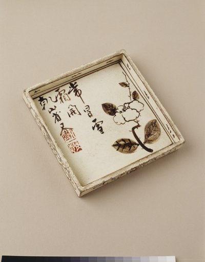 18世纪初，带有李子设计的蛋糕盘（陶瓷，含氧化铁和透明釉） 作者 绪方贤三