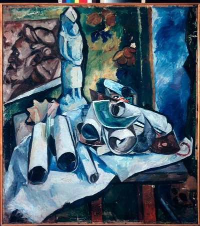 有纸卷的静物（艺术家工作室中的混乱，有一个雕像、一幅人脸画和一个骷髅头）--静物（有纸卷的静物）--奥尔加-弗拉基米罗夫娜-罗扎诺娃（1886-1918 年）的作品，布面油画 作者 奥尔加·弗拉基米罗芙娜·罗扎诺娃