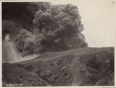 荷属东印度群岛冒烟火山附近的牵马男子 作者 Onnes Kurkdjian