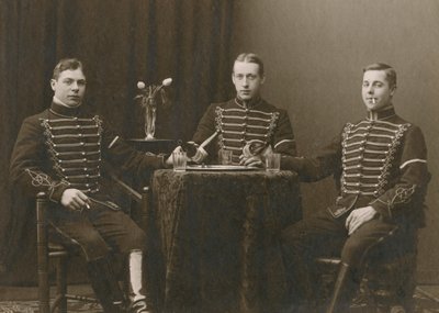 三个年轻的穿制服的骑兵，马尔默，瑞典，1920年代 作者 奥托·欧姆