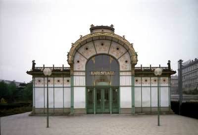 新艺术风格：由建筑师 Otto Wagner (1841-1918) (Viennese Secession) 1894-1899 年在奥地利维也纳制作的 Karlsplatz 地铁站（现为咖啡馆）亭子的景色 作者 奥托·瓦格纳（Otto Wagner）