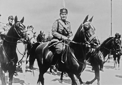 专辑“Duce”：贝尼托·墨索里尼与他的随从在罗马骑马（黑白照片） 作者 Pandimiglio Pandimiglio