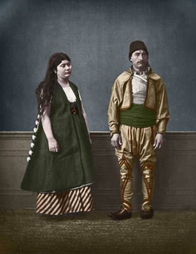1890年左右，一位来自索菲亚的保加利亚妇女和一位保加利亚男子的肖像。帕斯卡尔-塞巴（1838-1890）的彩色摄影。 作者 帕斯卡·塞巴（PascalSébah）