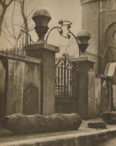 在苏活区圣安妮斯附近挖出的用于输送管道的榆木树干，c1935年。 作者 帕特森