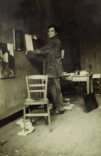 Amedeo Modigliani in his studio, c.1915 (b/w photo) 作者 保罗·纪尧姆