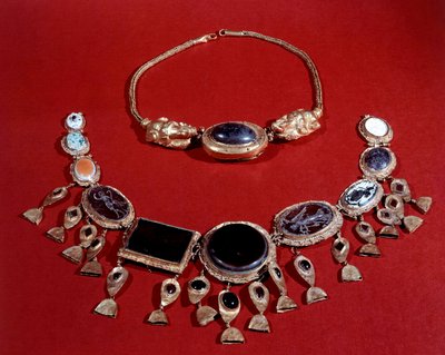 Persian art: two gold necklaces, Parthe period, 3rd century AD. 作者 Persian