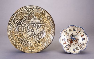 Sultanabad陶器餐具，描绘了十二只坐鹿在茂密的绿叶图案中，十四世纪 作者 波斯学校