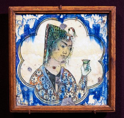 描绘年轻女子手持花瓶的瓷片，波斯文明 作者 波斯学校