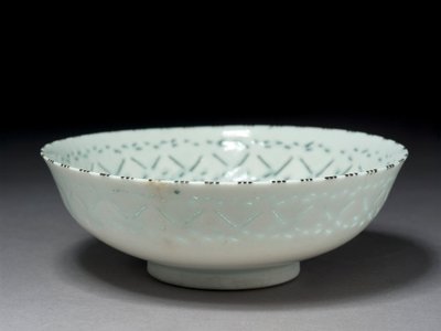 Gombroon Bowl，伊朗，萨法维时期（带有穿孔装饰的石膏和黑色釉下） 作者 波斯学校