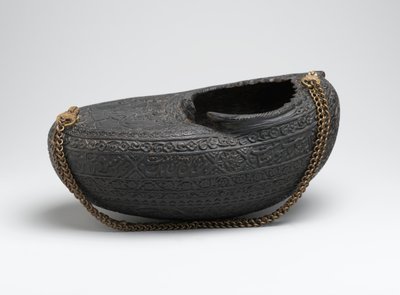 Kashkul，或者乞丐碗，有伊斯兰教的肖像和装载的鹰隼，伊朗，1880年（coco de mer shell＆chain） 作者 波斯学校