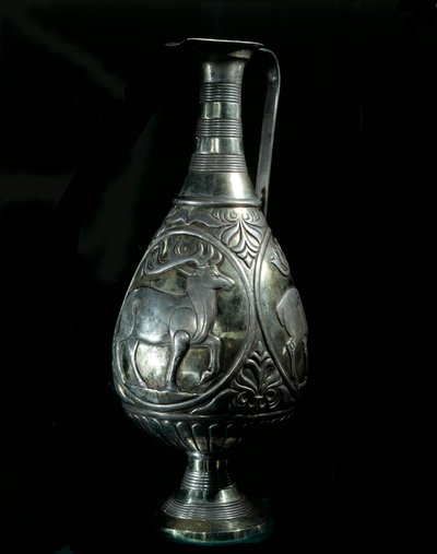 波斯艺术：代表鹿的奖章的银色醒酒器装饰。 5-7世纪。 私人收藏 作者 波斯学校